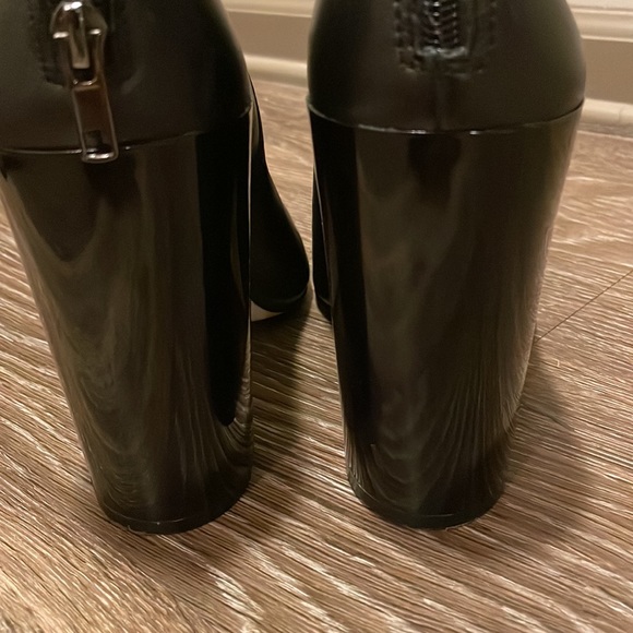 Renvy Cara cupped heel ankle black leather 4.5 inch booties/ boots in size 11 - Picture 7 of 11